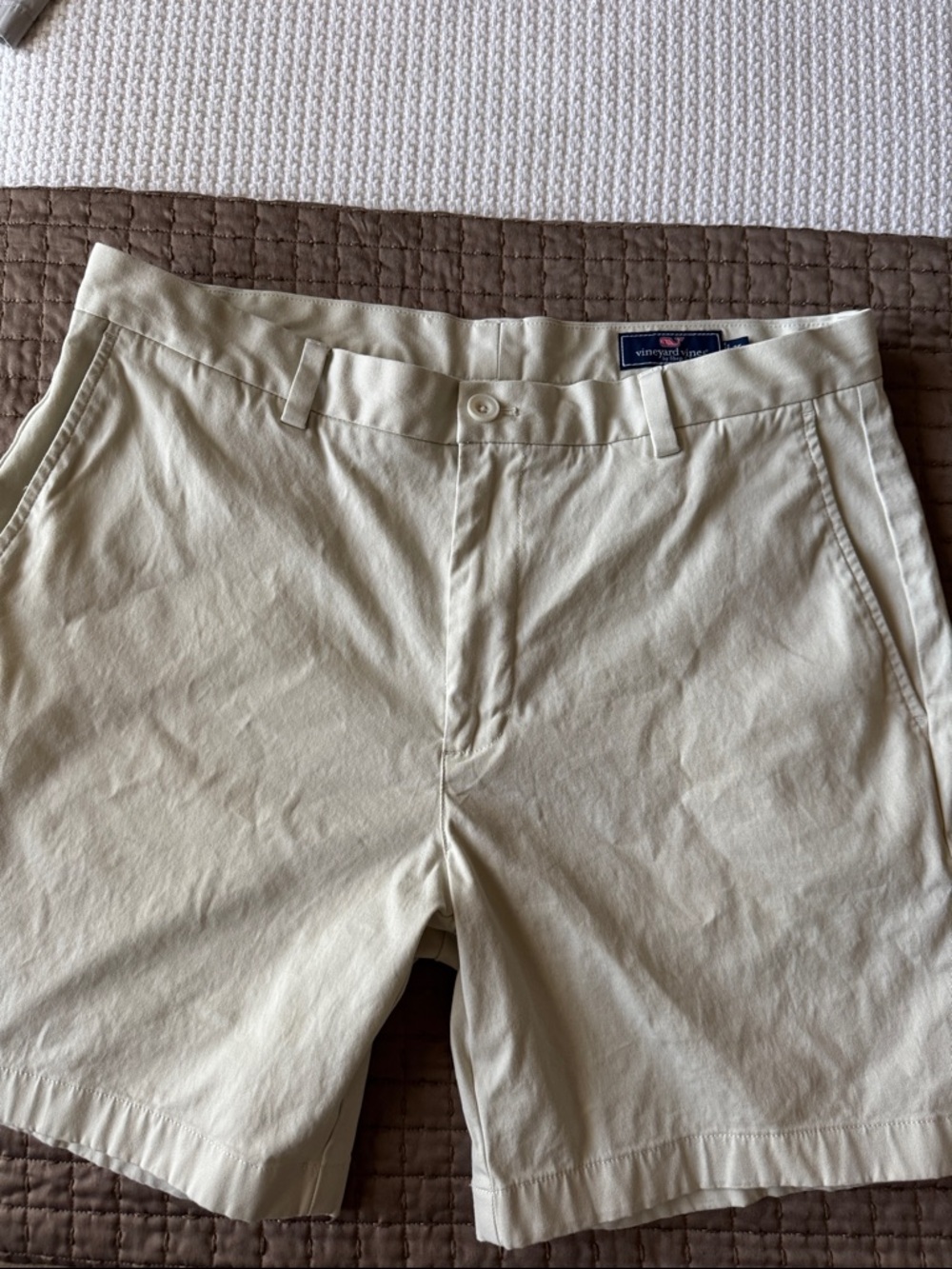 Vineyard Vines Men's khaki Flat-Front Shorts size 35